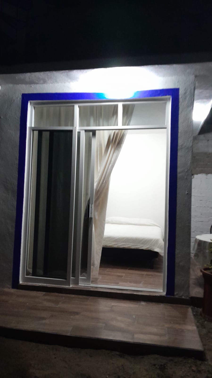 Fotografía exterior del acceso a una de las habitaciones.