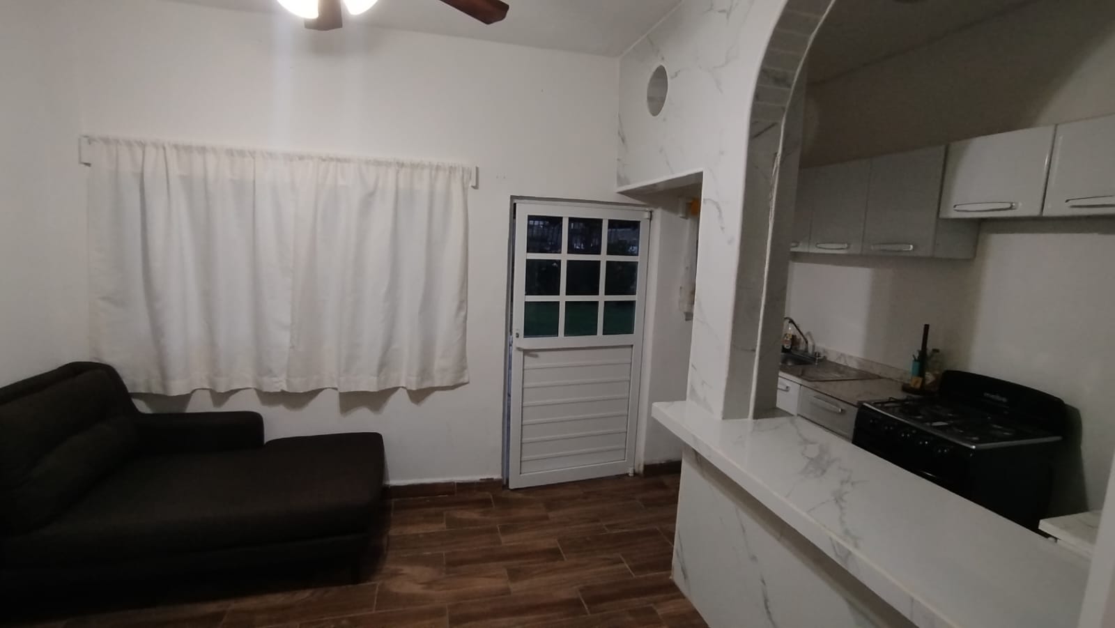 Fotografía de sala y cocina